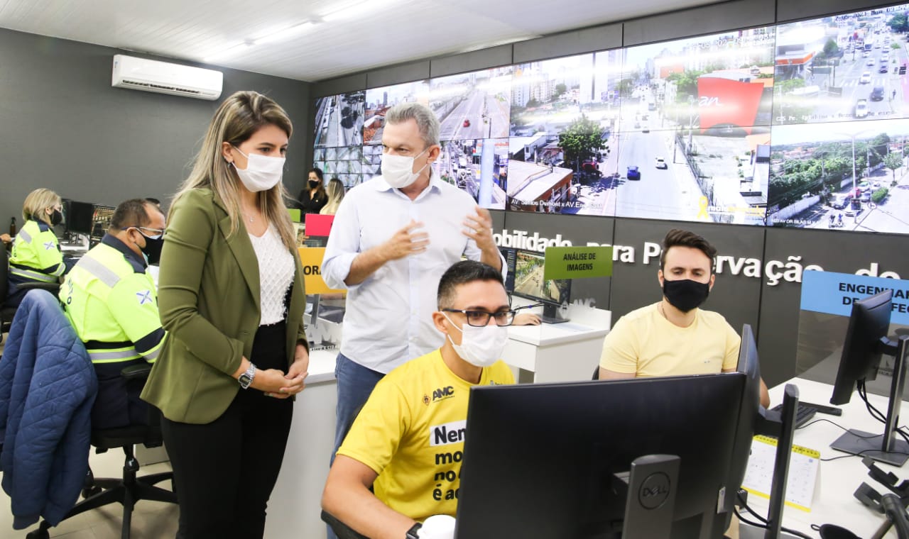 Sarto e Juliana Sena observam um dos monitores da Central da AMC